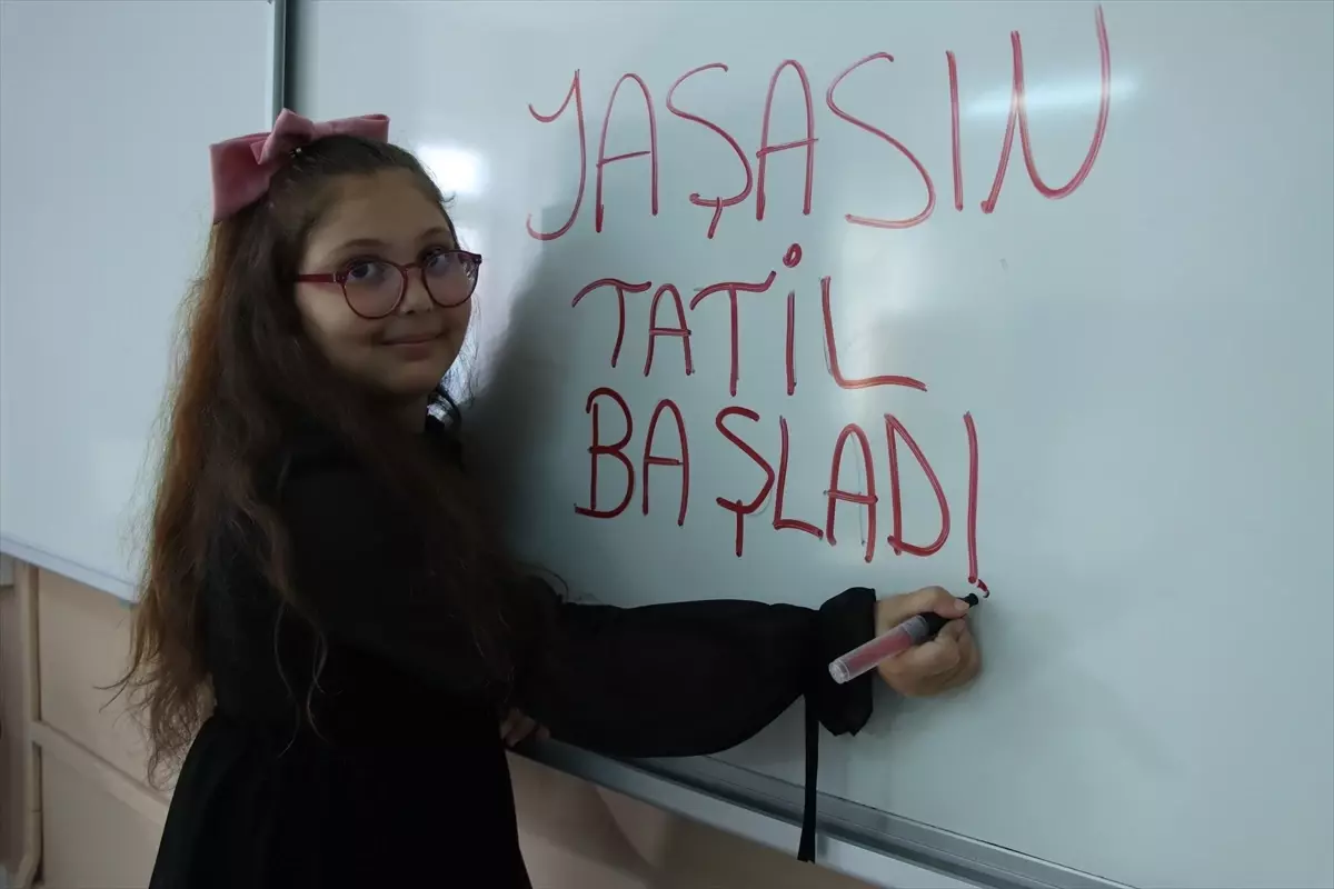 20-milyon-ogrenci-karne-alacak-yaz-tatili-basliyor-PNDuhdCg.jpg