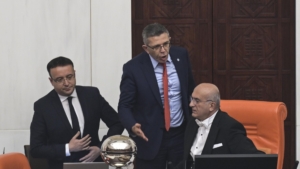 mecliste-gerginlik-iyi-partili-katip-uye-baskanlik-kursusune-vurdu-JBBSNne5.jpg