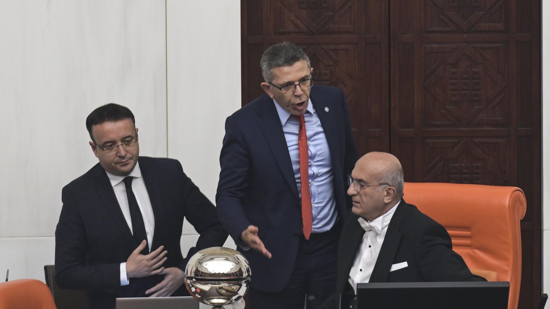 mecliste-gerginlik-iyi-partili-katip-uye-baskanlik-kursusune-vurdu-JBBSNne5.jpg