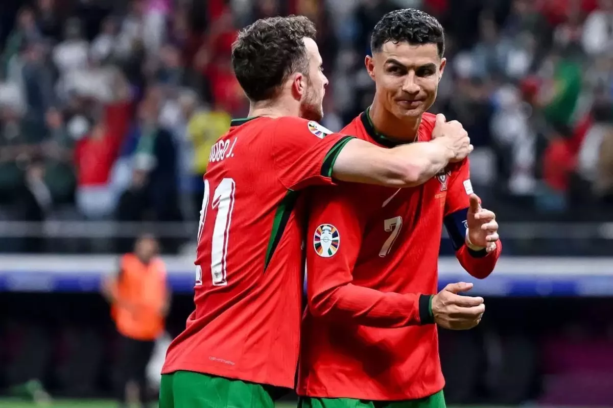 cristiano-ronaldodan-diogo-jotaya-duygusal-veda-hic-mantikli-degil-webdbAeb.jpg