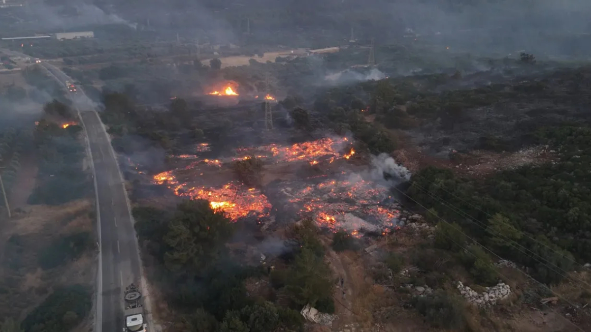 izmir-valisi-son-durumu-acikladi-yangin-otobanin-oldugu-noktada-sikistirildi-wwf3Gsuc.jpg